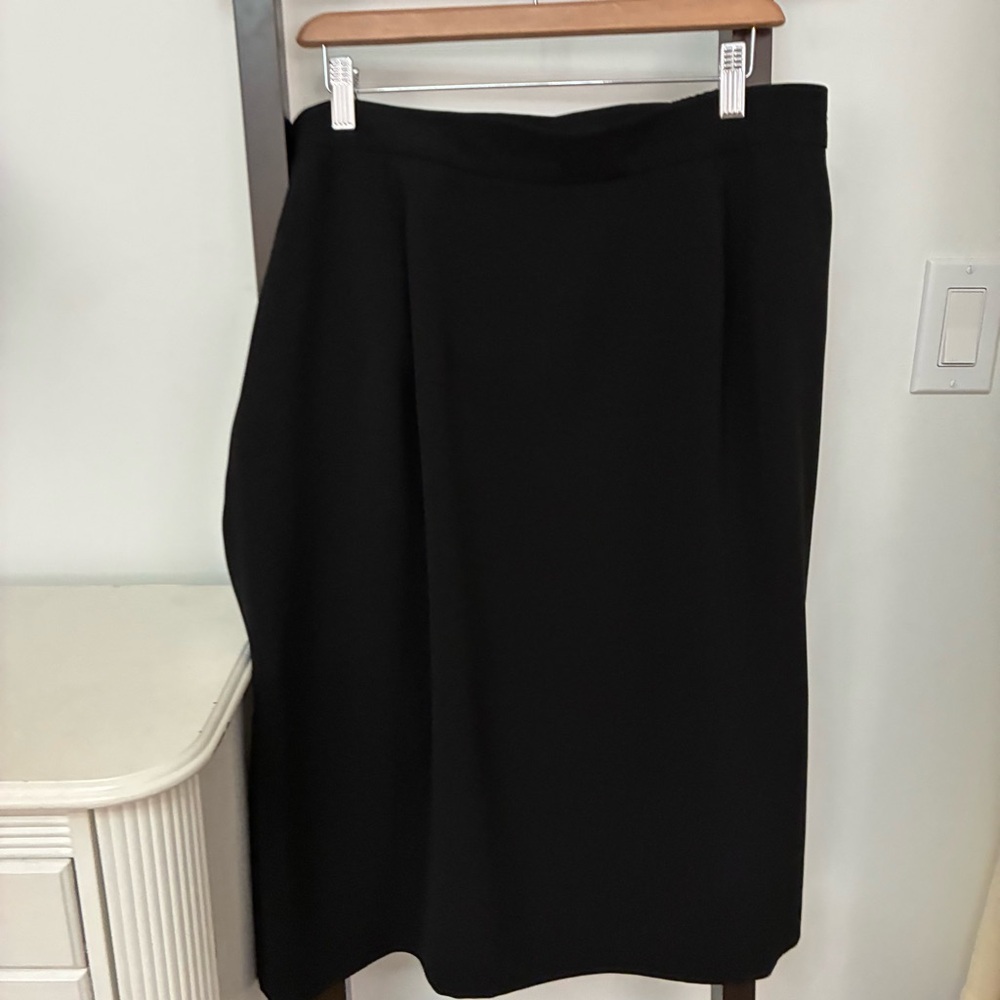 Vintage Black Women's Skirt by Jones. Size 16. Made in 🇨🇦Canada. Lined, classic!